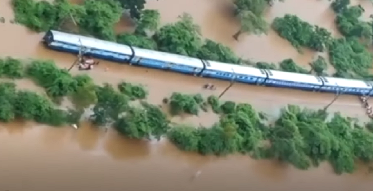 Preko 1000 ljudi ostalo zaglavljeno u poplavljenom vlaku u Indiji